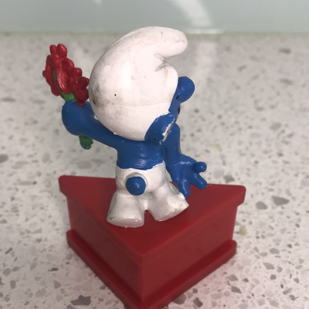 Vintage 1980s Bashful Smurf figure toy with stand - Picture 4 of 6